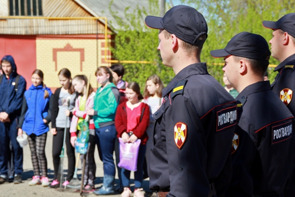 В Ардатове Росгвардейцы вместе со школьниками благоустроили места захоронения ветеранов