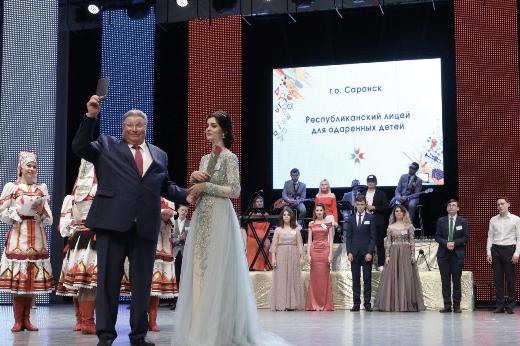 Глава Мордовии вручил медали лучшим выпускникам школ