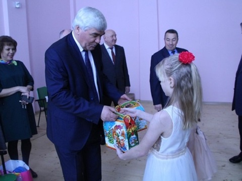 Накануне новогодних праздников Александр Воробьев привез подарки воспитанникам коррекционного интерната в Инсарском районе