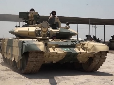 Видео: в Ираке экипажи Т-90С осваивают приемы экстремального вождения