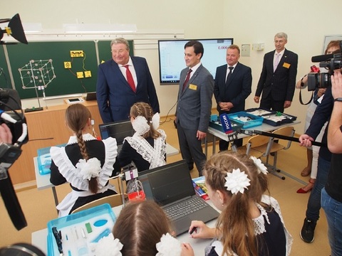 Глава Мордовии поздравил школьником Умета с открытием новой школы