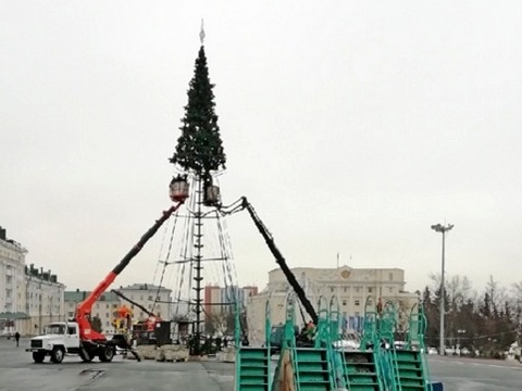 Главную елку Саранска устанавливают в центре Советской площади