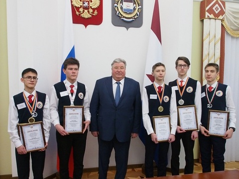 Глава Мордовии наградил победителей и призеров международных олимпиад