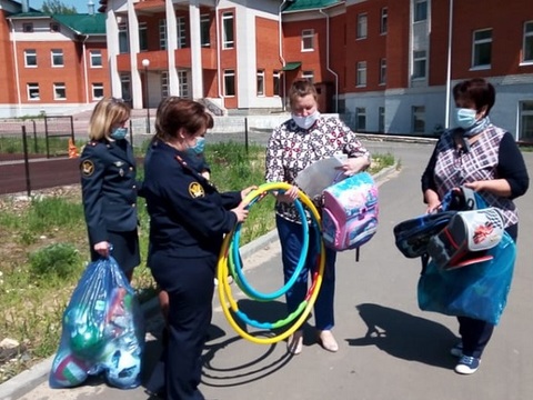 Сотрудники УФСИН по Мордовии привезли подарки воспитанникам социальных учреждений