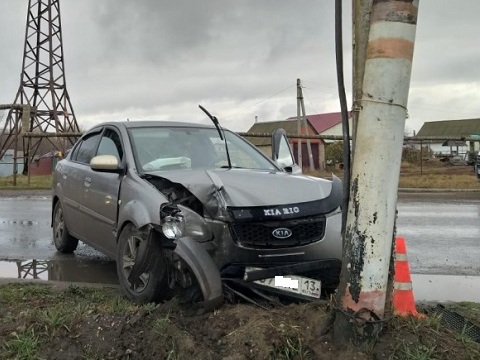 В Рузаевке 34-летняя автоледи на KIA DE врезалась в световую опору