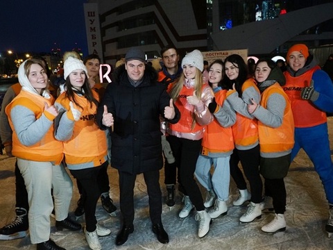 Артём Здунов пообщался со студентами на ледовом катке