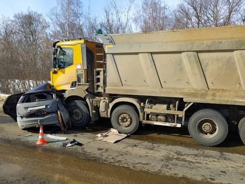 В Мордовии Ford Focus врезался во встречный самосвал Renault, погибла женщина