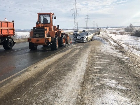 В Саранске ВАЗ-21154 врезался в погрузчик, пострадали 2 человека