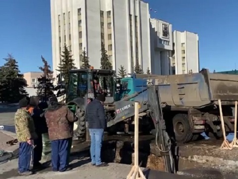 В центре Саранска меняют водопровод 1950 года постройки