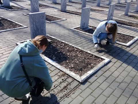 В Саранске партийные активисты и волонтеры убрали Мемориальное кладбище