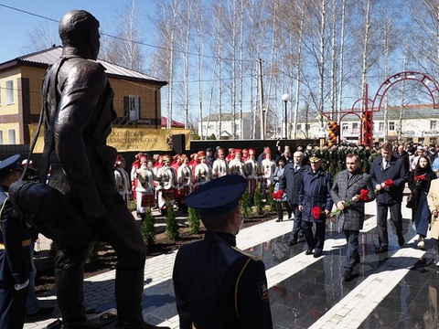 Врио Главы РМ Артём Здунов принял участие в открытии памятника Михаилу Девятаеву в Торбееве