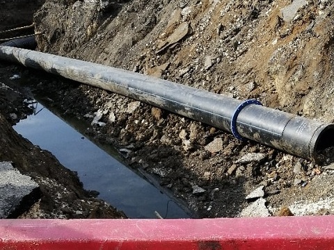 В Саранске при замене участка водовода выявили дефект на трубопроводе