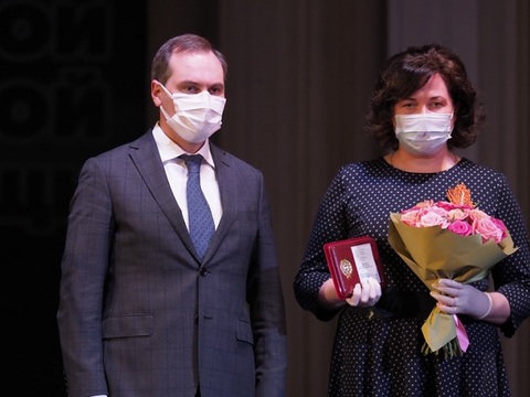 Артём Здунов поздравил сотрудников скорой помощи и вручил государственные награды.