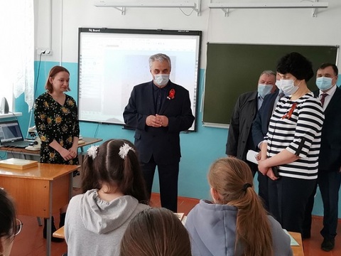 Владимир Чибиркин ельниковской молодежи: «Надеюсь, вы свяжете свою жизнь с родной республикой, будете помогать в ее развитии»