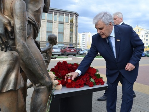 Депутаты Госсобрания Мордовии возложили цветы к мемориалу в память о жертвах трагедии в Казани