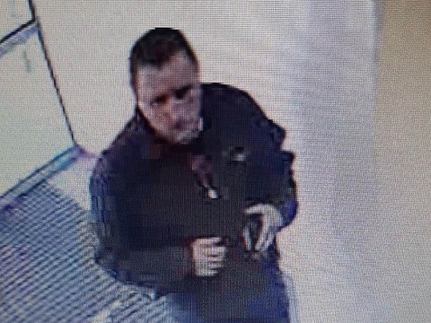 В Саранске разыскивают мужчину, который забрал чужие деньги из банкомата
