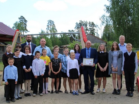 Депутаты Госсобрания Валерий Алехин и Андрей Надейкин подарили сертификат на приобретение обуви воспитанникам школы-интерната