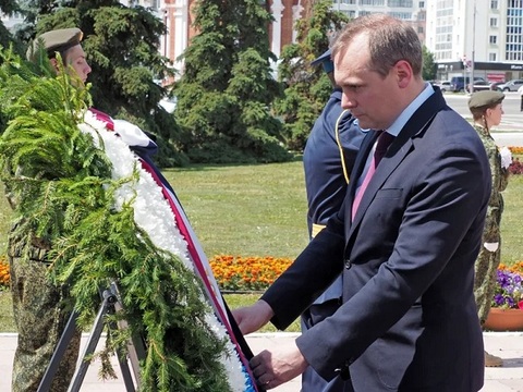 Врио Главы Мордовии возложил цветы к монументу воинам, погибшим в годы Великой Отечественной войны 