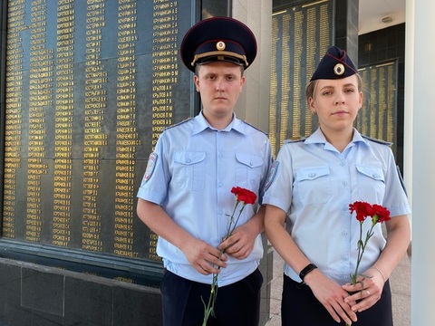 В Мордовии транспортные полицейские возложили цветы к Мемориалу воинам, павшим в годы Великой Отечественной войны