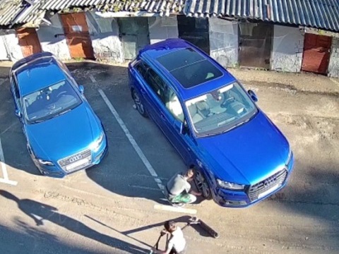 В Саранске подростки украли с колес Ауди Q7 индикаторы давления в шинах