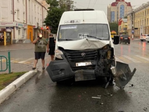 В центре Саранска пожилой водитель не уступил дорогу маршрутке, пострадал пассажир