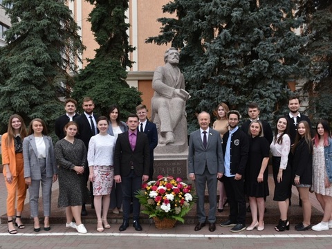 Ректор Мордовского университета со студентами возложили цветы к памятнику Огарева