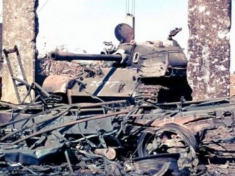 Забытая танковая бойня: бойцы с РПГ-7 атаковали, прячась в развалинах домов