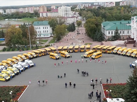 Мордовия получила новые 34 школьных автобуса и 20 машин скорой помощи