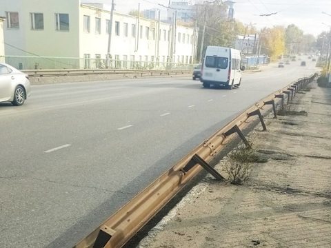В Саранске женщина и двое мужчин пытались украсть стойки отбойника с автомобильного моста