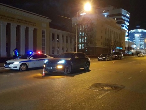 В Саранске нетрезвый пешеход попал под колеса Porsche Macan под управлением 36-летней автоледи
