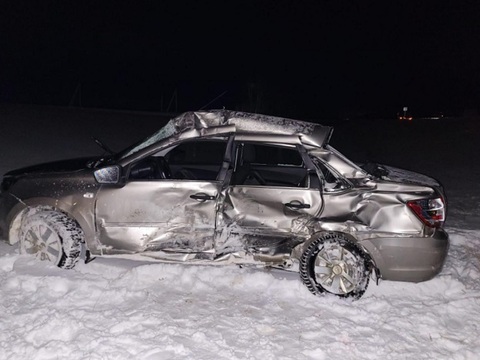 Женщина-водитель пострадала в столкновении «Лады Гранты» и МАЗа в Мордовии