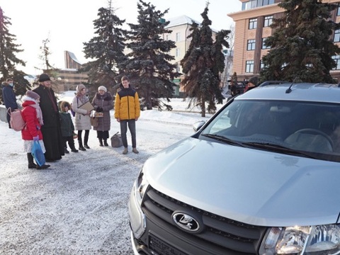 Глава Мордовии вручил ключи от автомобиля многодетной семье из Атяшевского района