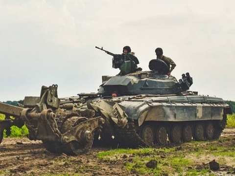 ВСУ лишились редкого танка-тральщика на базе танка Т-64А
