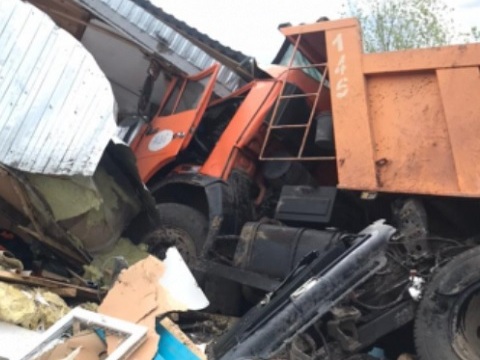 В Мордовии неуправляемый МАЗ врезался в группу строительной техники, пострадали 8 человек