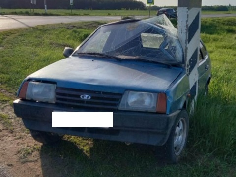 В Мордовии молодой водитель потерял контроль над «девяткой» и въехал в столб