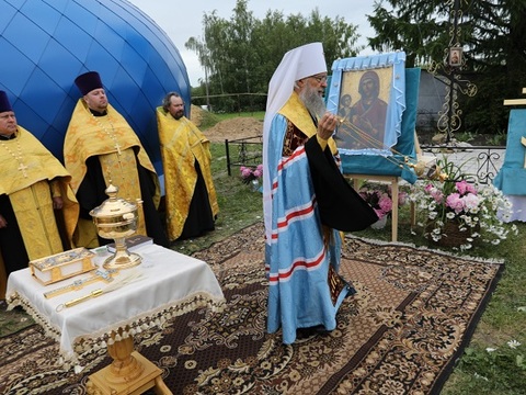 В селе Вечкусы в Мордовии освятили купола и кресты нового храма, возводимого на месте разрушенного