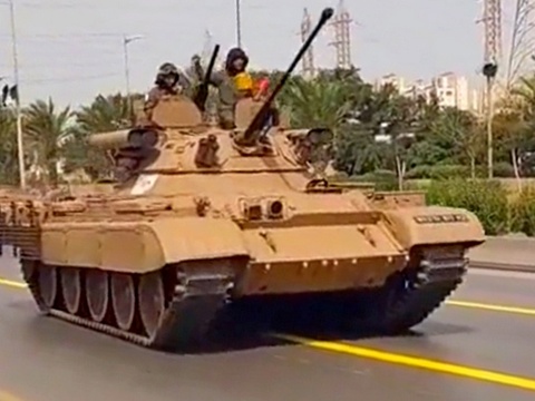 Совершенно новую версию Т-62, превращенного в БМПТ, показали в Алжире