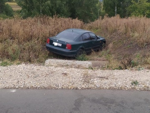 В Мордовии Volkswagen Passat оказался в кювете, пострадала женщина-пассажир