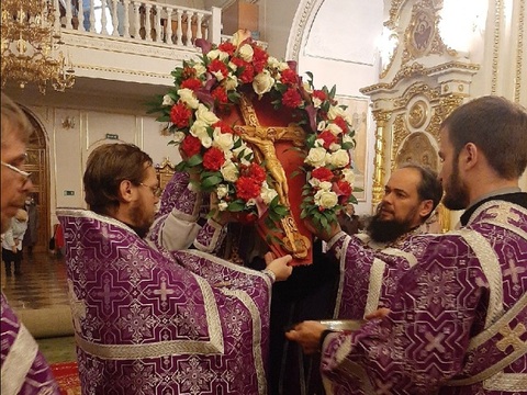 В кафедральном соборе Ушакова Саранска на церковный аналой вынесли Святыню из Иерусалима