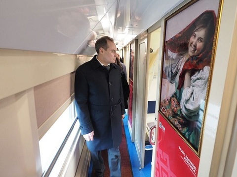 Артём Здунов осмотрел вагон-галерею с произведениями народного художника Мордовии Федота Сычкова 