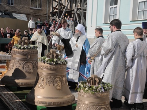 В Кемле освятили старинные колокола для восстановленной звонницы храма Рождества Пресвятой Богородицы