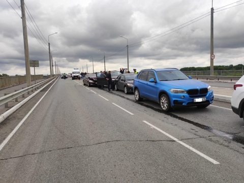 В Саранске на путепроводе столкнулись «Газель» и 5 легковых автомашин, пострадали 2 женщины