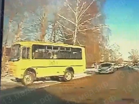 Водитель школьного автобуса в Мордовии пытался дать взятку инспектору ДПС