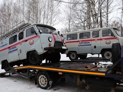 Аварийно-спасательная служба Мордовии передала автомобили и гуманитарный груз в зону СВО