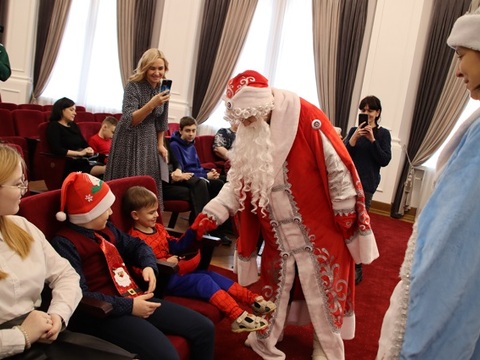 Депутаты от «Единой России» вручили новогодние подарки детям участников специальной военной операции