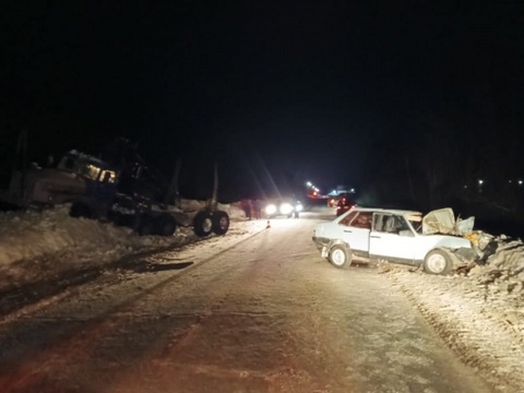 В Мордовии водитель ВАЗ-21099 врезался в Урал с полуприцепом при обгоне 