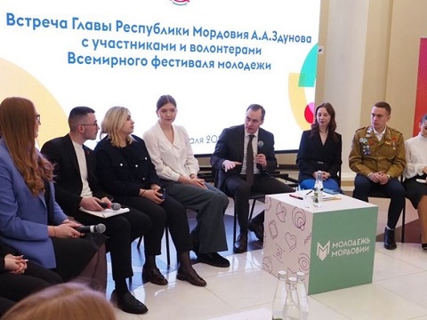 Глава республики встретился с делегацией Мордовии на Всемирном фестивале молодежи