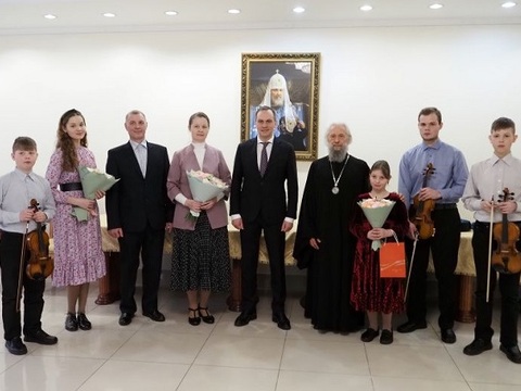 Глава Мордовии подарил скрипки детям из многодетной семьи Исайкиных