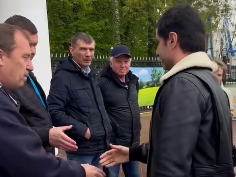 Батыр Эмеев обсудил проблемные вопросы с действующими и бывшими работниками Горэлектротранса