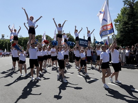 Более двух тысяч спортсменов приняли участие в спортивном шествии, организованном Выставкой «Россия» и Движением «Здоровое Отечество»